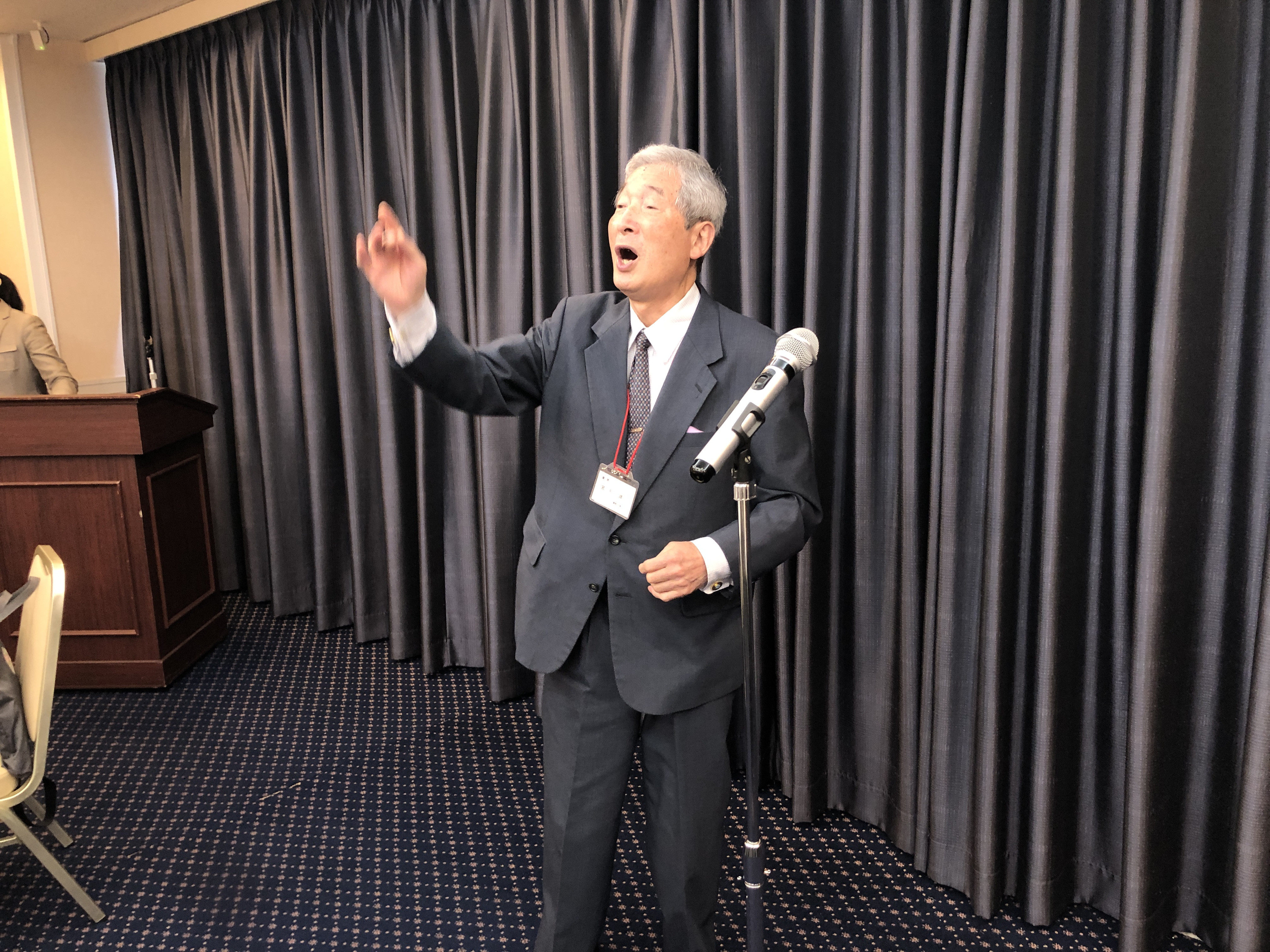 山形県民歌「最上川」を斉唱（指揮：宮下洋顧問）