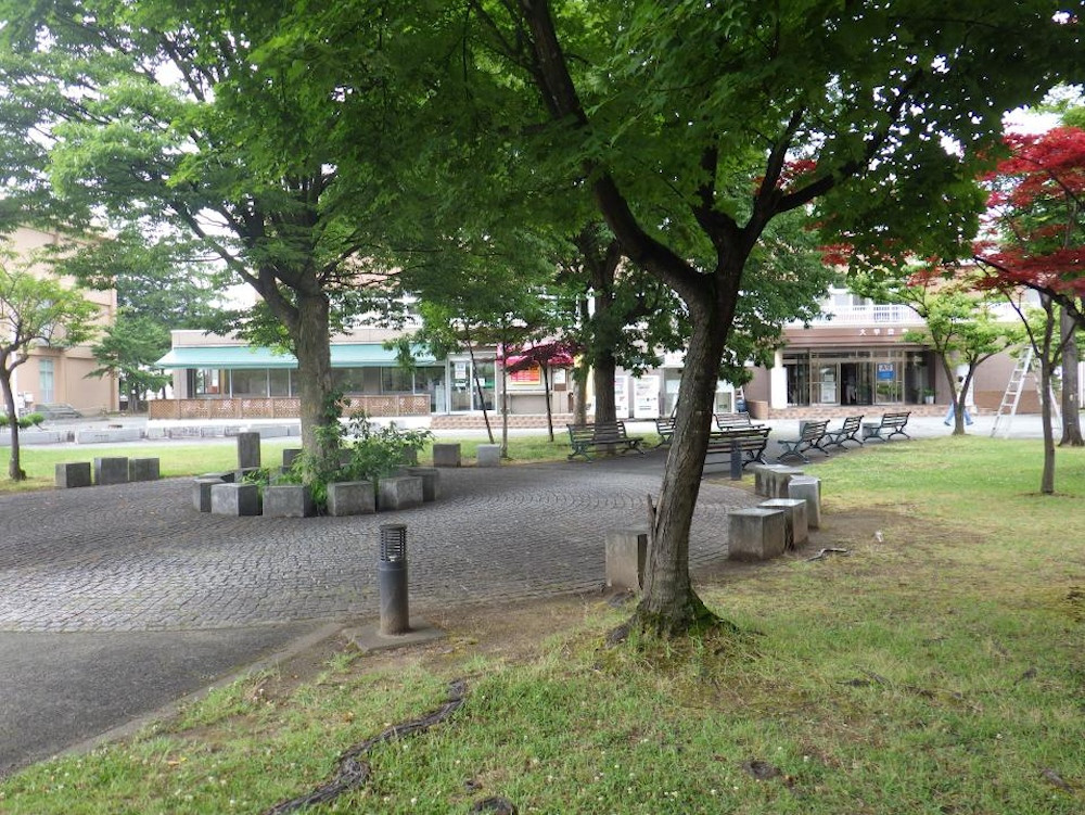 雨上がりの中庭（大学会館前）